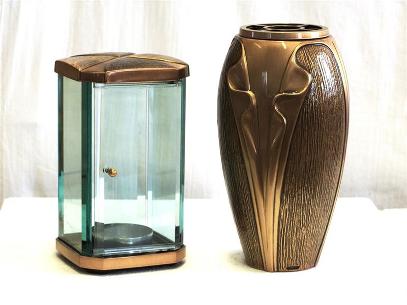 Hřbitovní váza a lampa bronzová.jpg